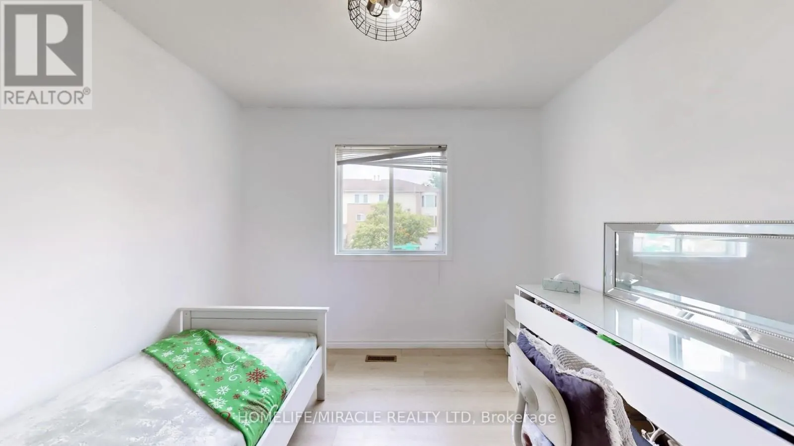 4 WILLIAM CURTIS CIRCLE