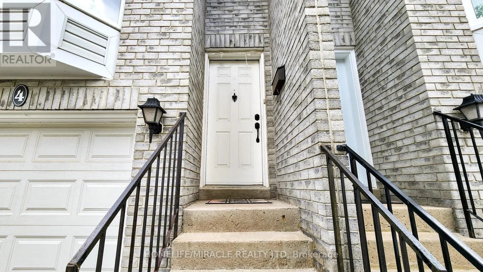 4 WILLIAM CURTIS CIRCLE