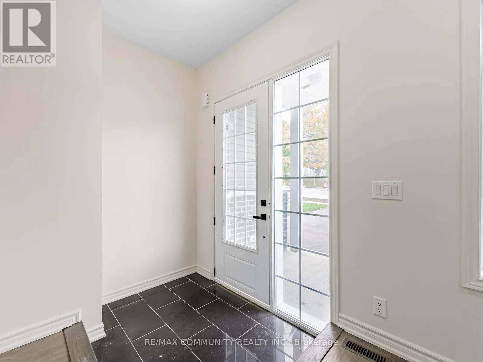 506 SIMCOE STREET