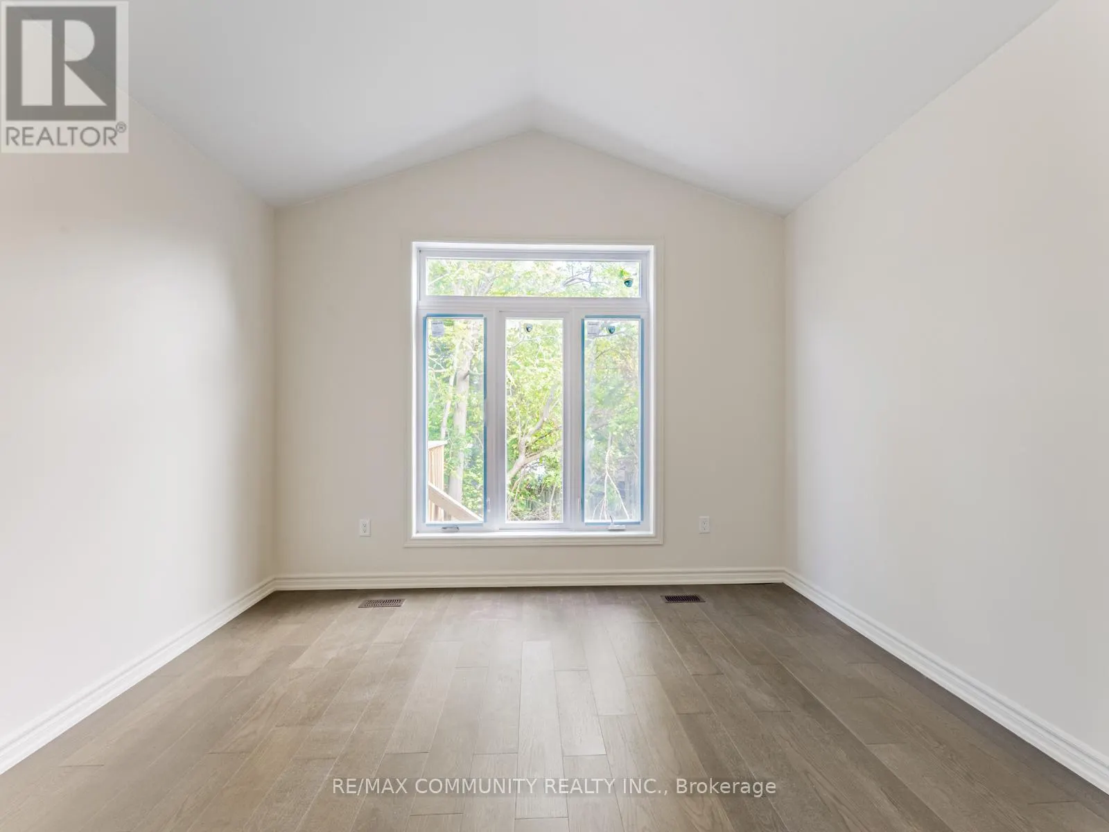 506 SIMCOE STREET