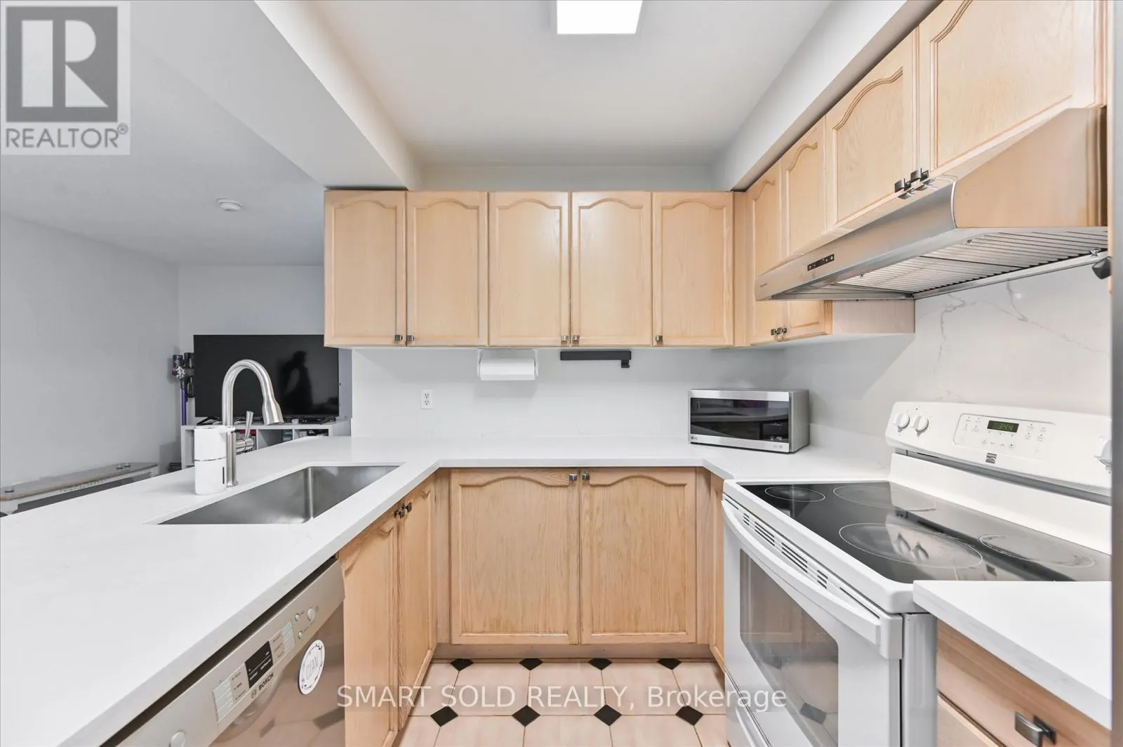 152 - 18 CLARK AVENUE W