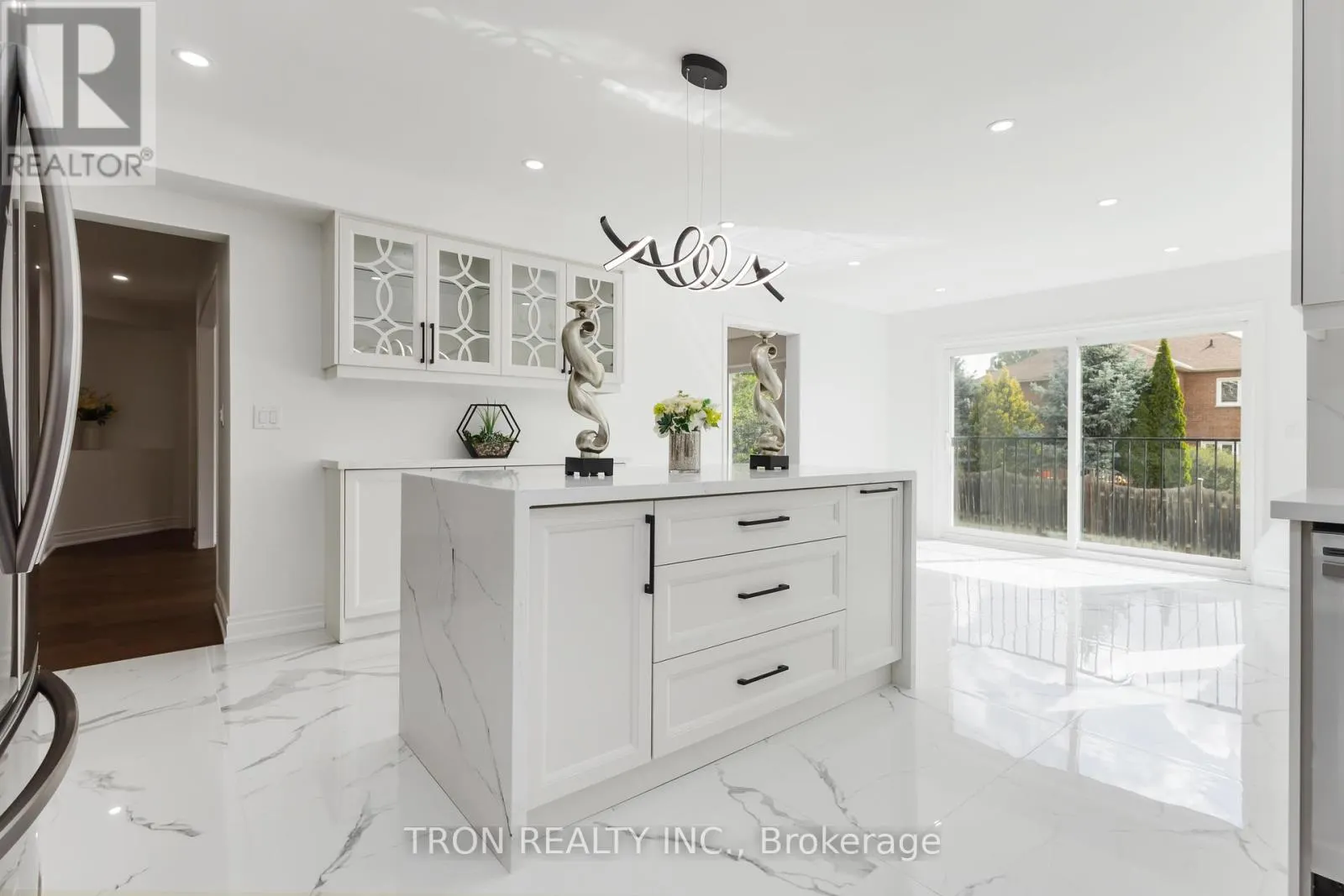 33 GUILDFORD CIRCLE