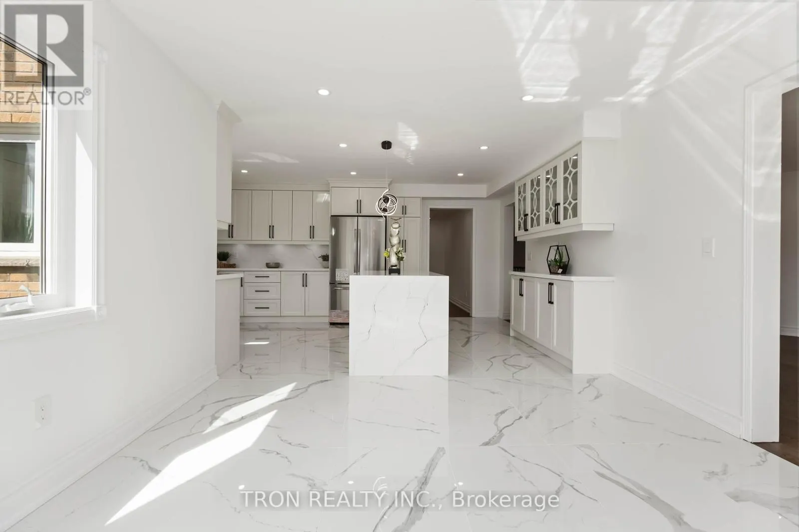 33 GUILDFORD CIRCLE