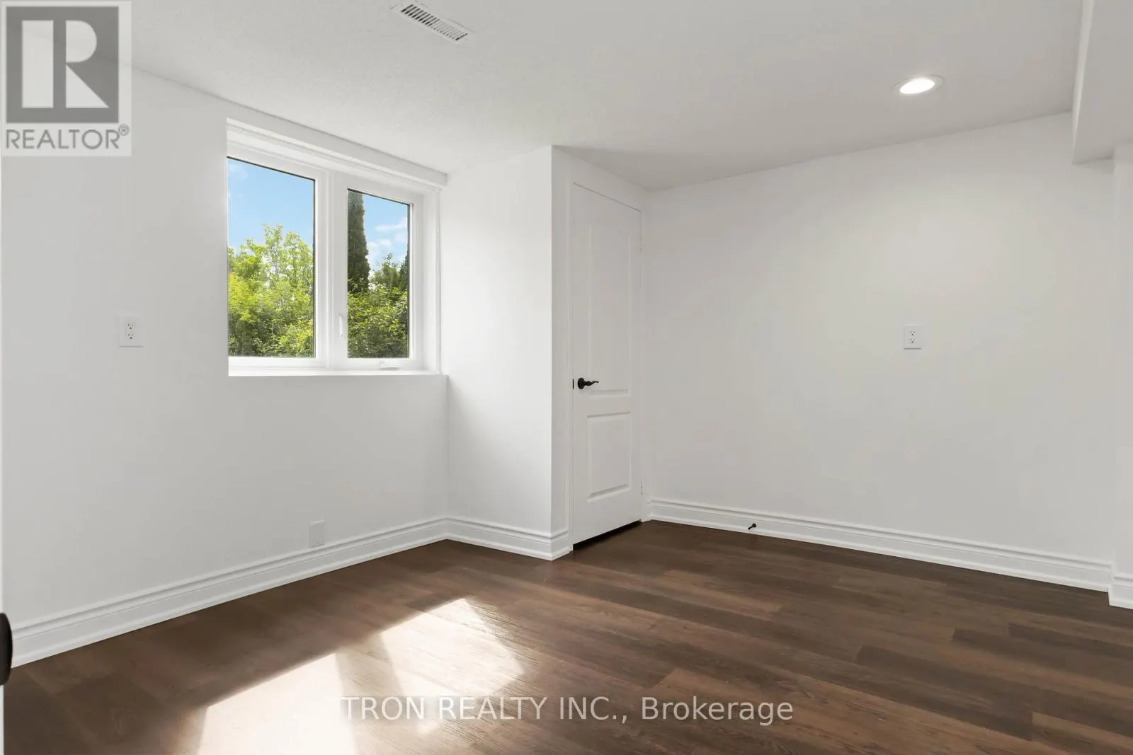 33 GUILDFORD CIRCLE