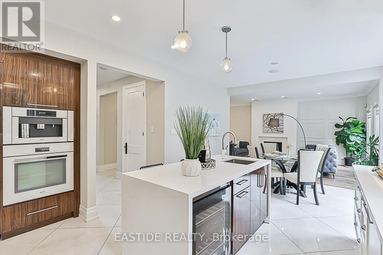 11 GATCOMBE CIRCLE