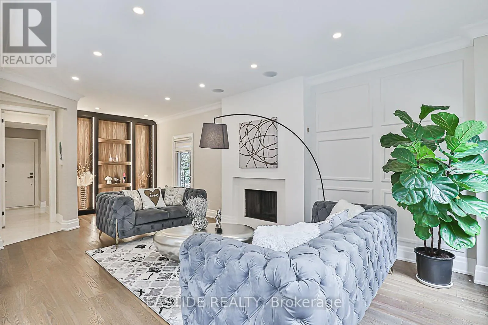 11 GATCOMBE CIRCLE
