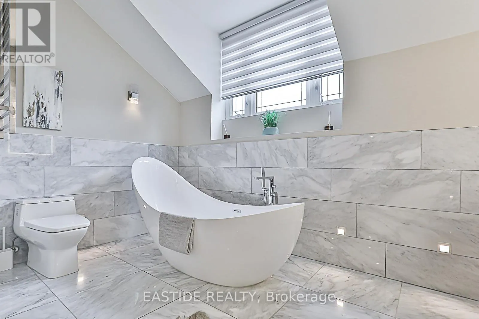 11 GATCOMBE CIRCLE