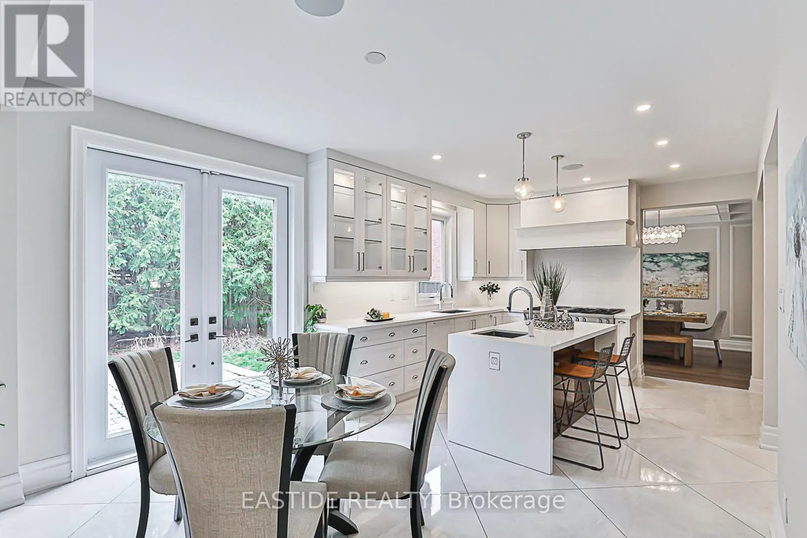 11 GATCOMBE CIRCLE
