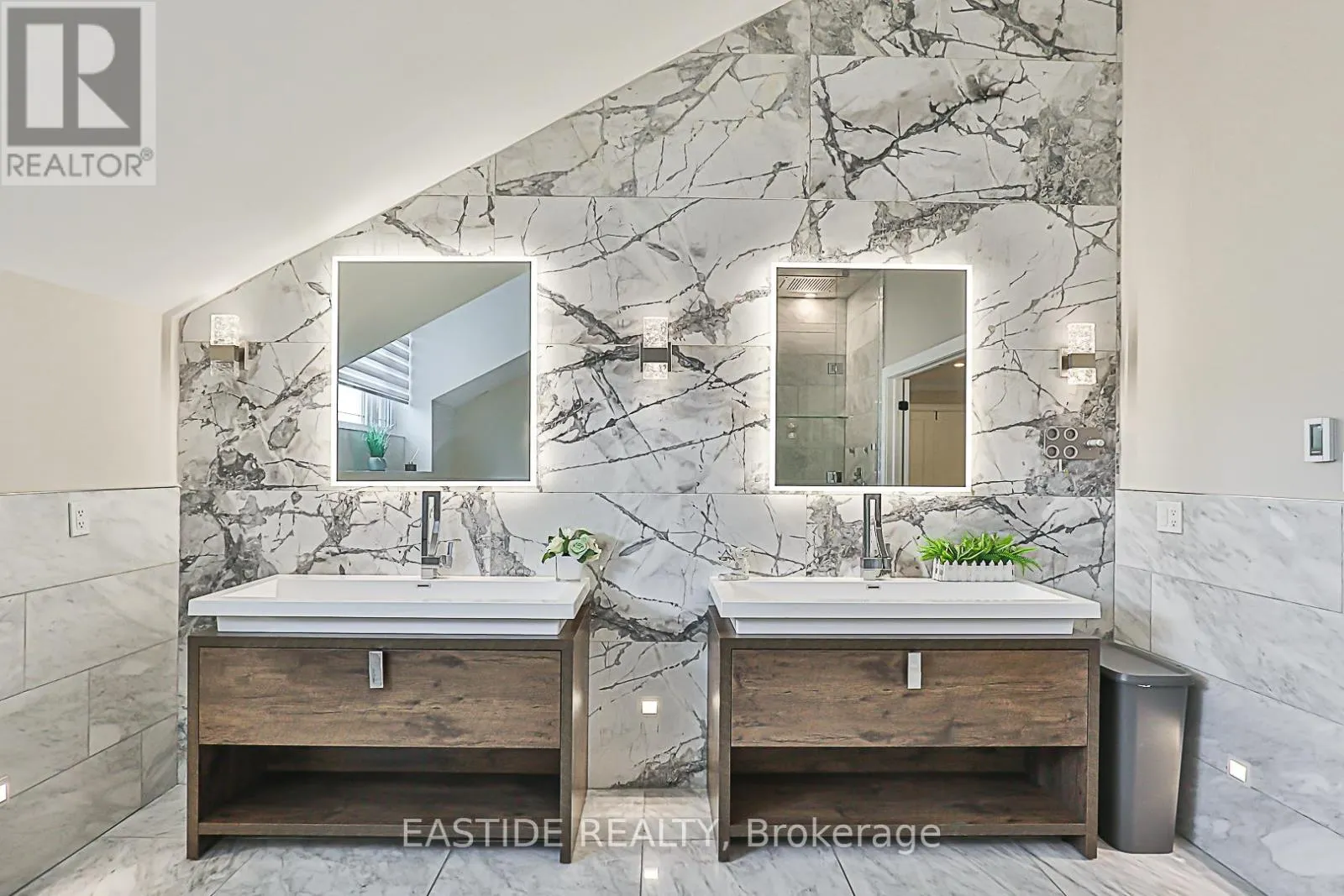 11 GATCOMBE CIRCLE