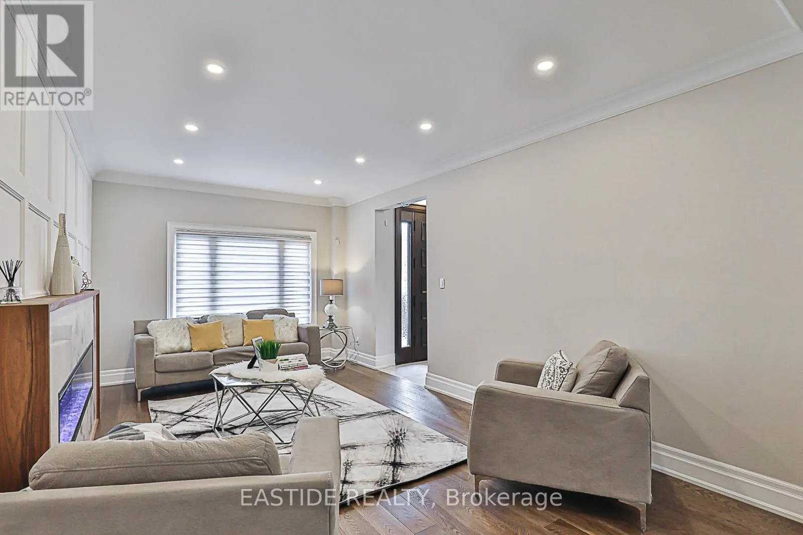 11 GATCOMBE CIRCLE