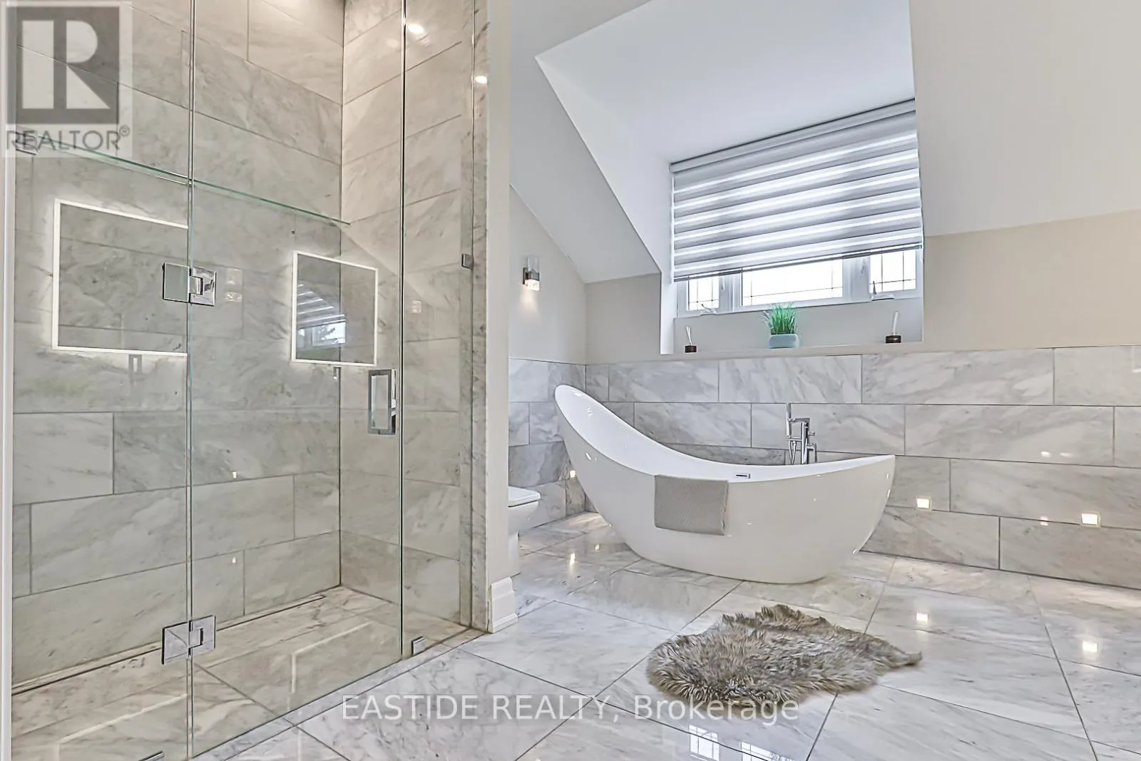 11 GATCOMBE CIRCLE