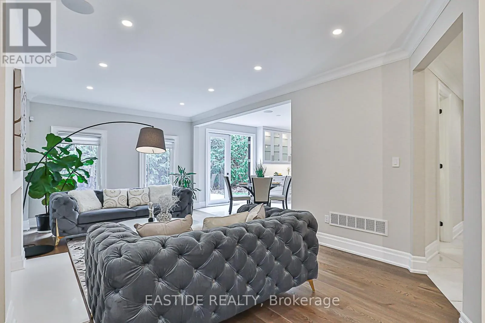 11 GATCOMBE CIRCLE