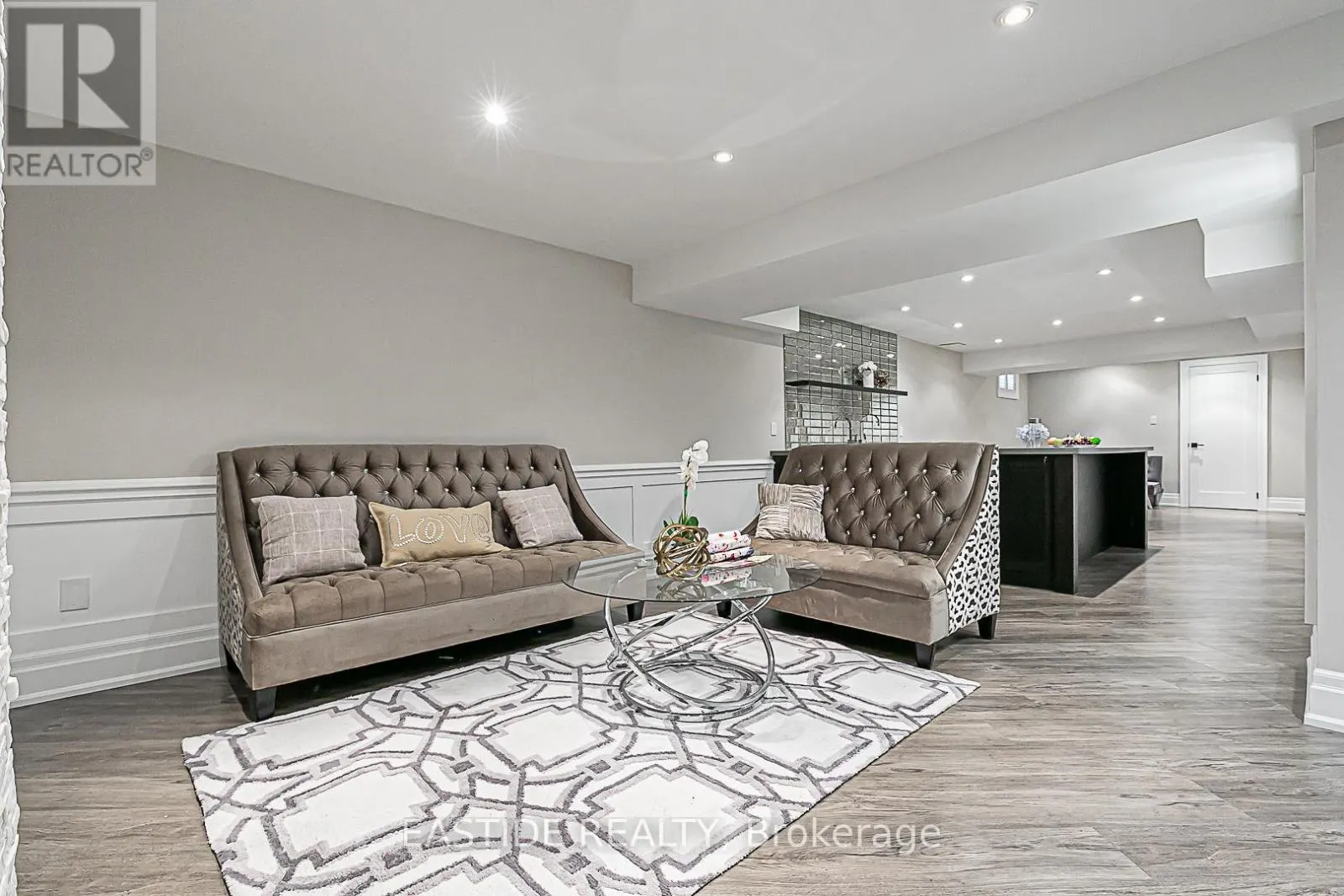 11 GATCOMBE CIRCLE