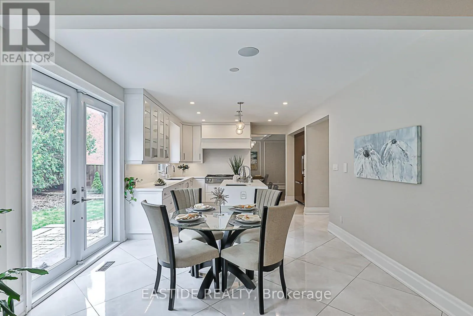 11 GATCOMBE CIRCLE