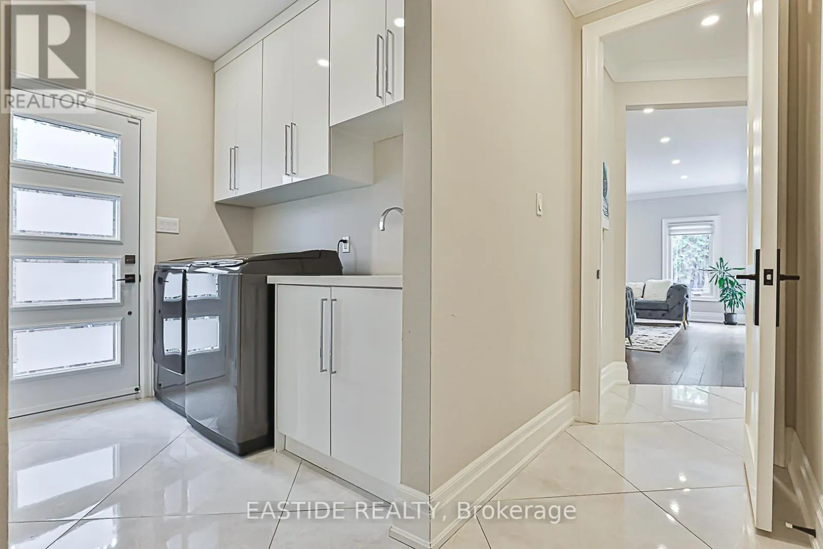 11 GATCOMBE CIRCLE