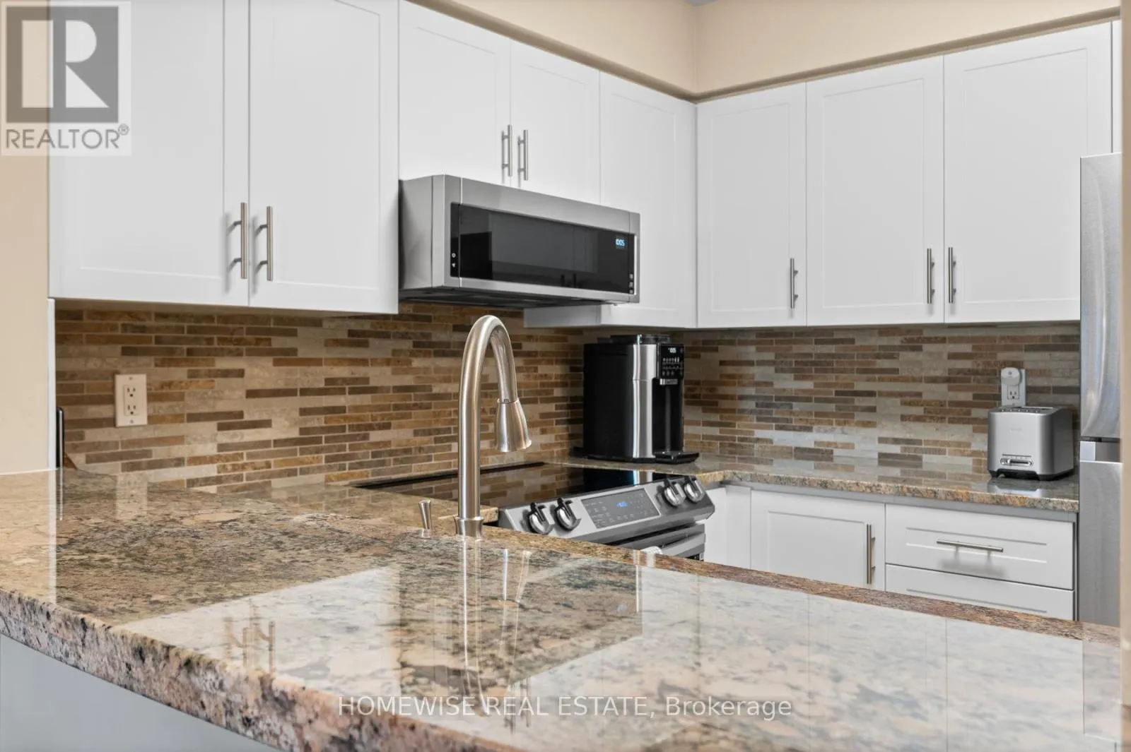 212 - 5 EMERALD LANE