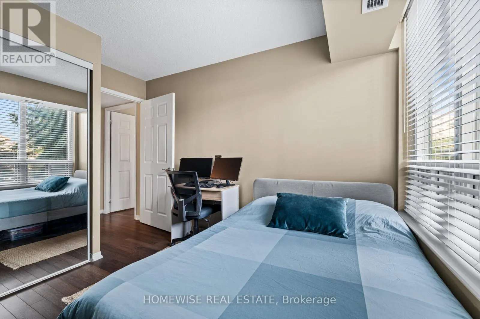 212 - 5 EMERALD LANE