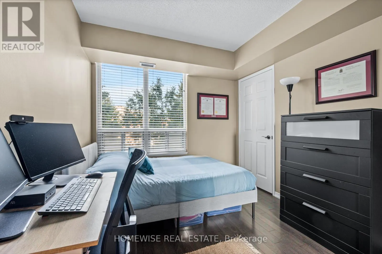212 - 5 EMERALD LANE