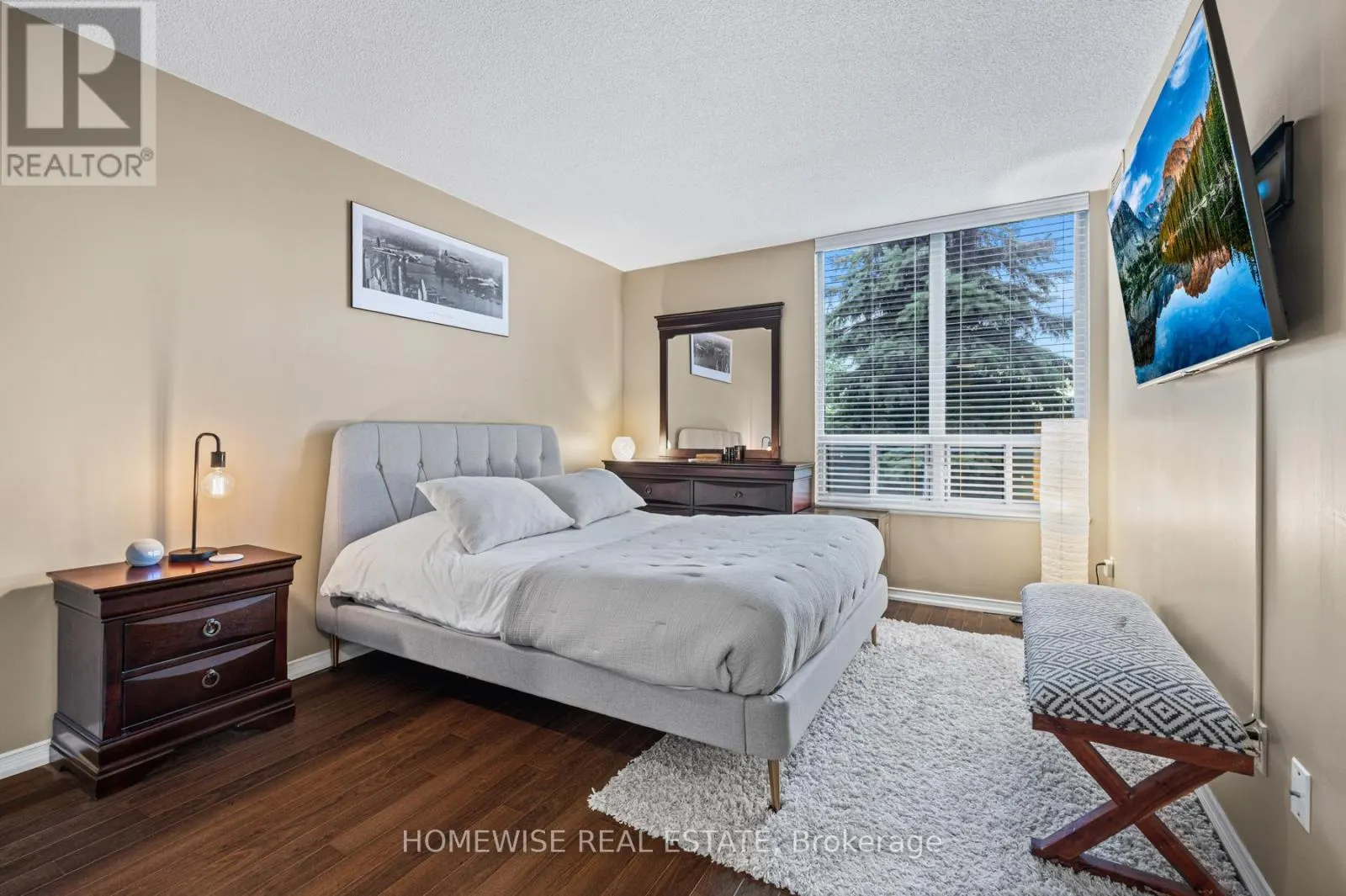 212 - 5 EMERALD LANE