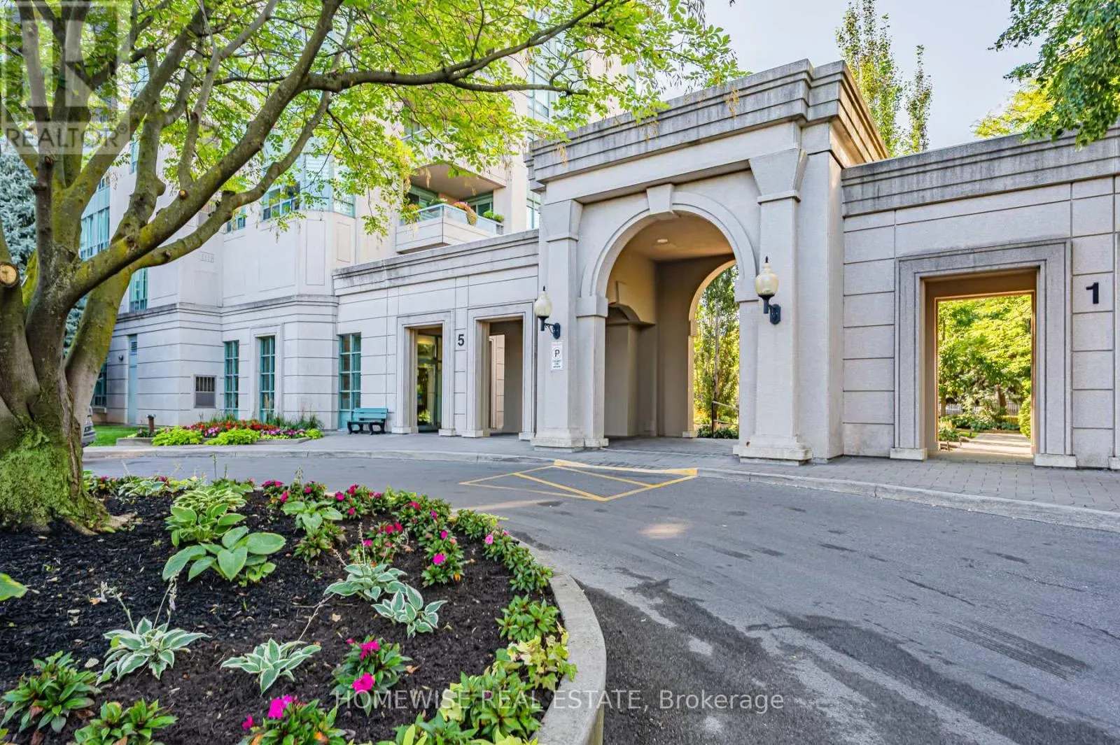 212 - 5 EMERALD LANE