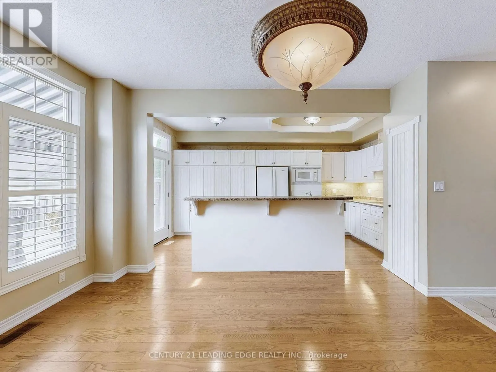 977 LAKE DRIVE E