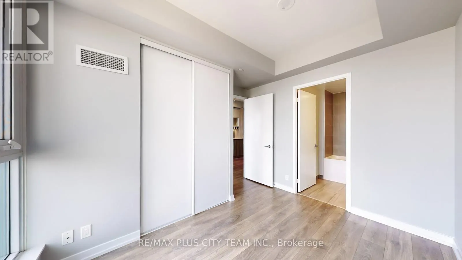 4215 - 950 PORTAGE PARKWAY