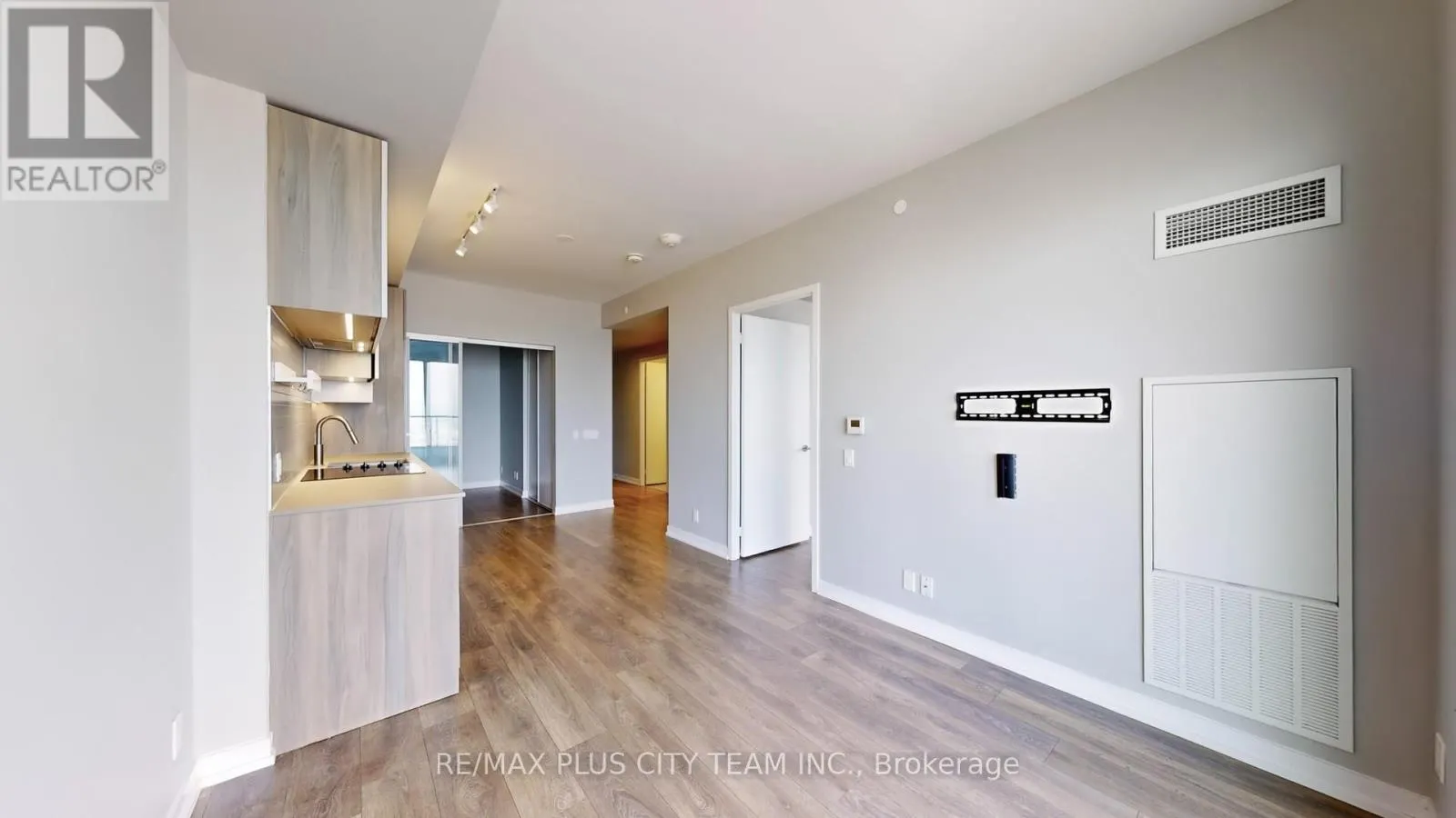 4215 - 950 PORTAGE PARKWAY