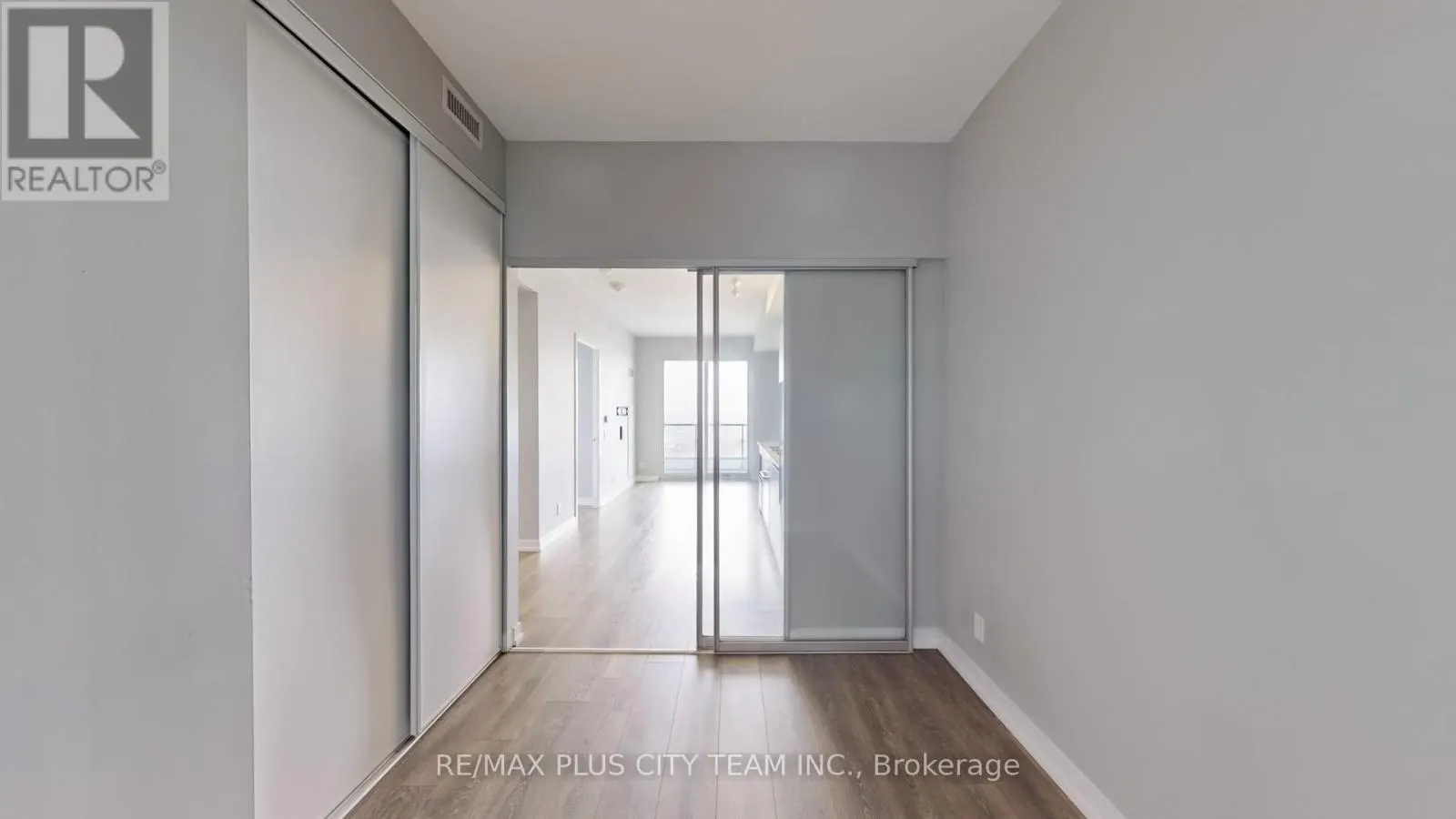 4215 - 950 PORTAGE PARKWAY