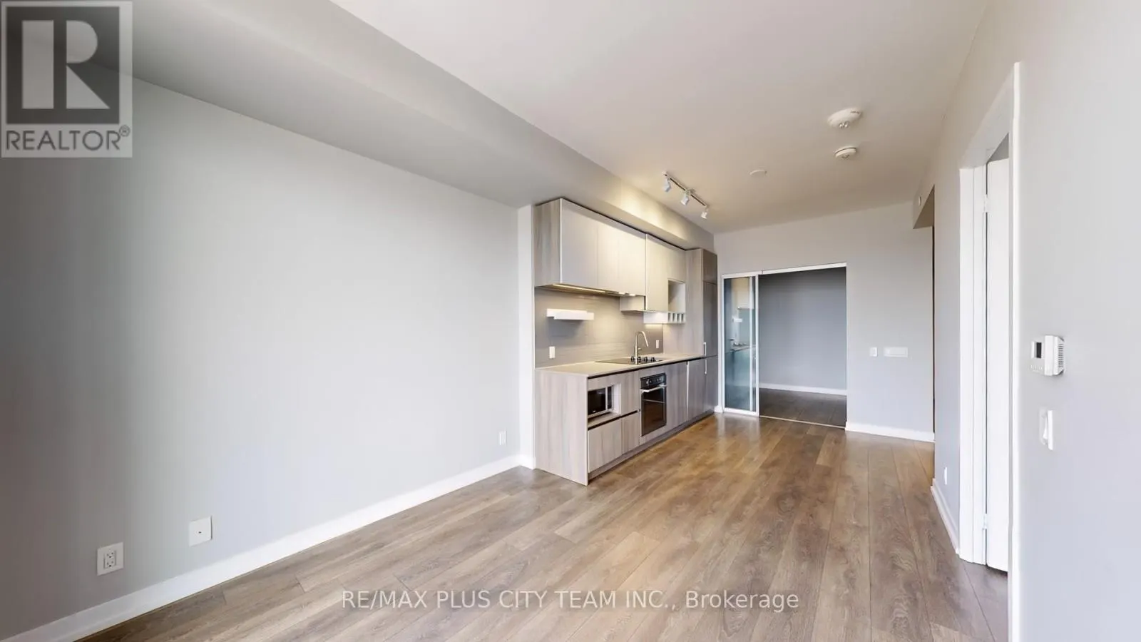 4215 - 950 PORTAGE PARKWAY