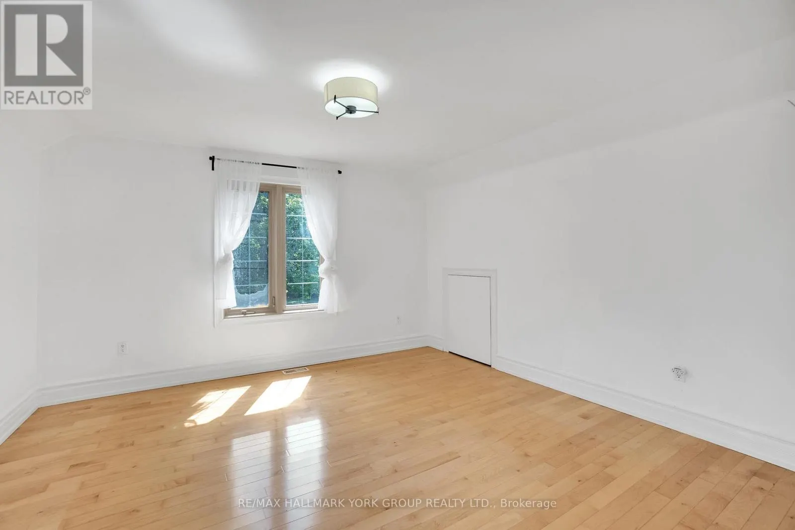 2 KINGSWOOD DRIVE