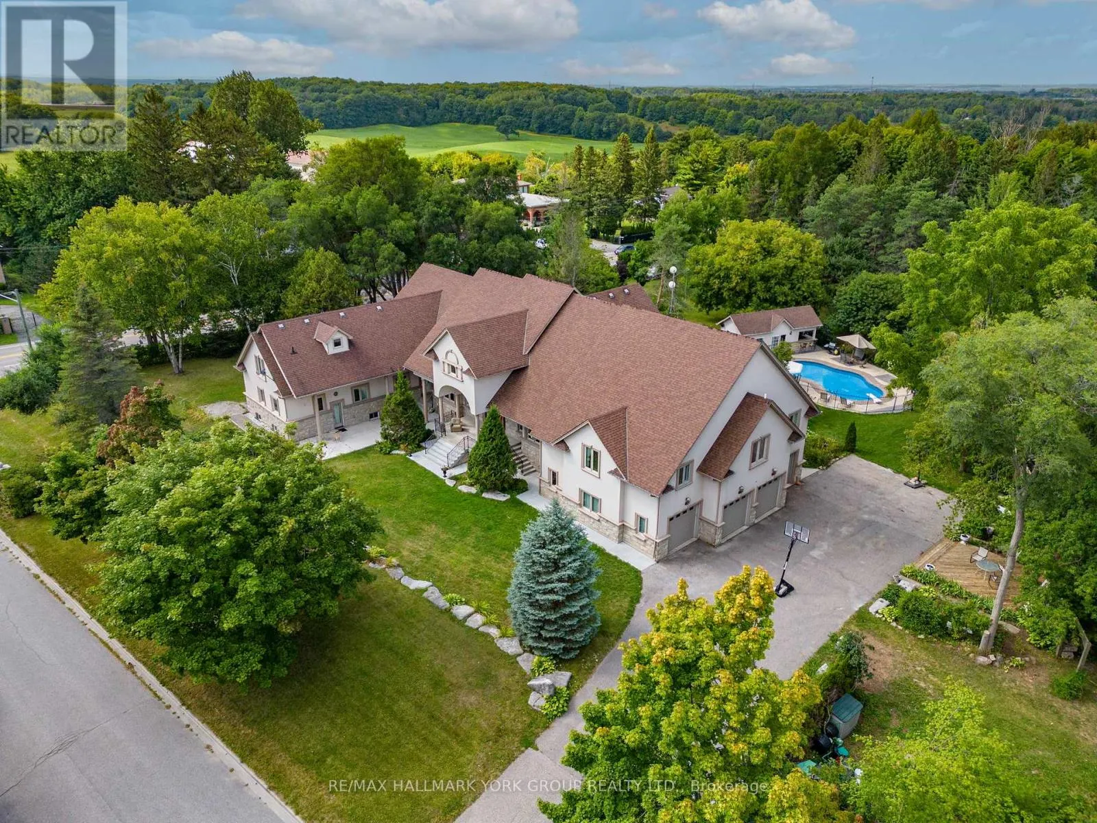 2 KINGSWOOD DRIVE