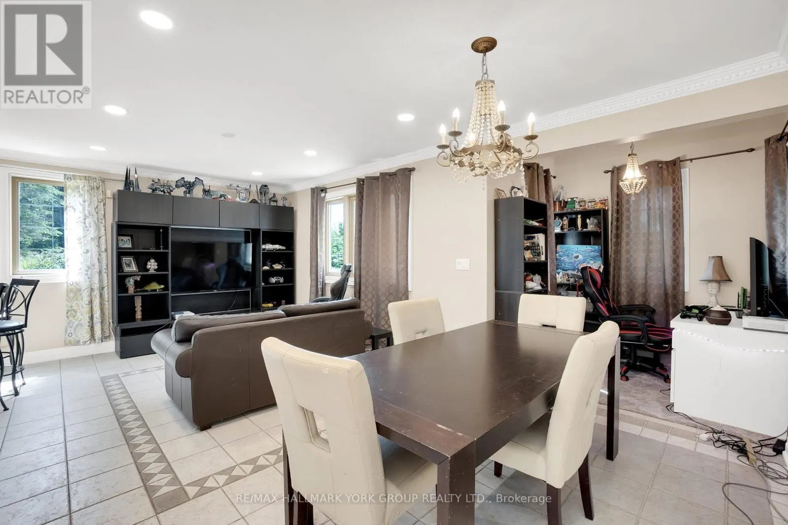 2 KINGSWOOD DRIVE
