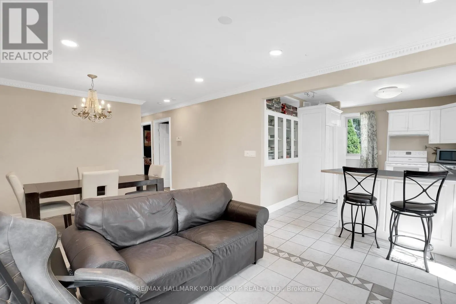 2 KINGSWOOD DRIVE