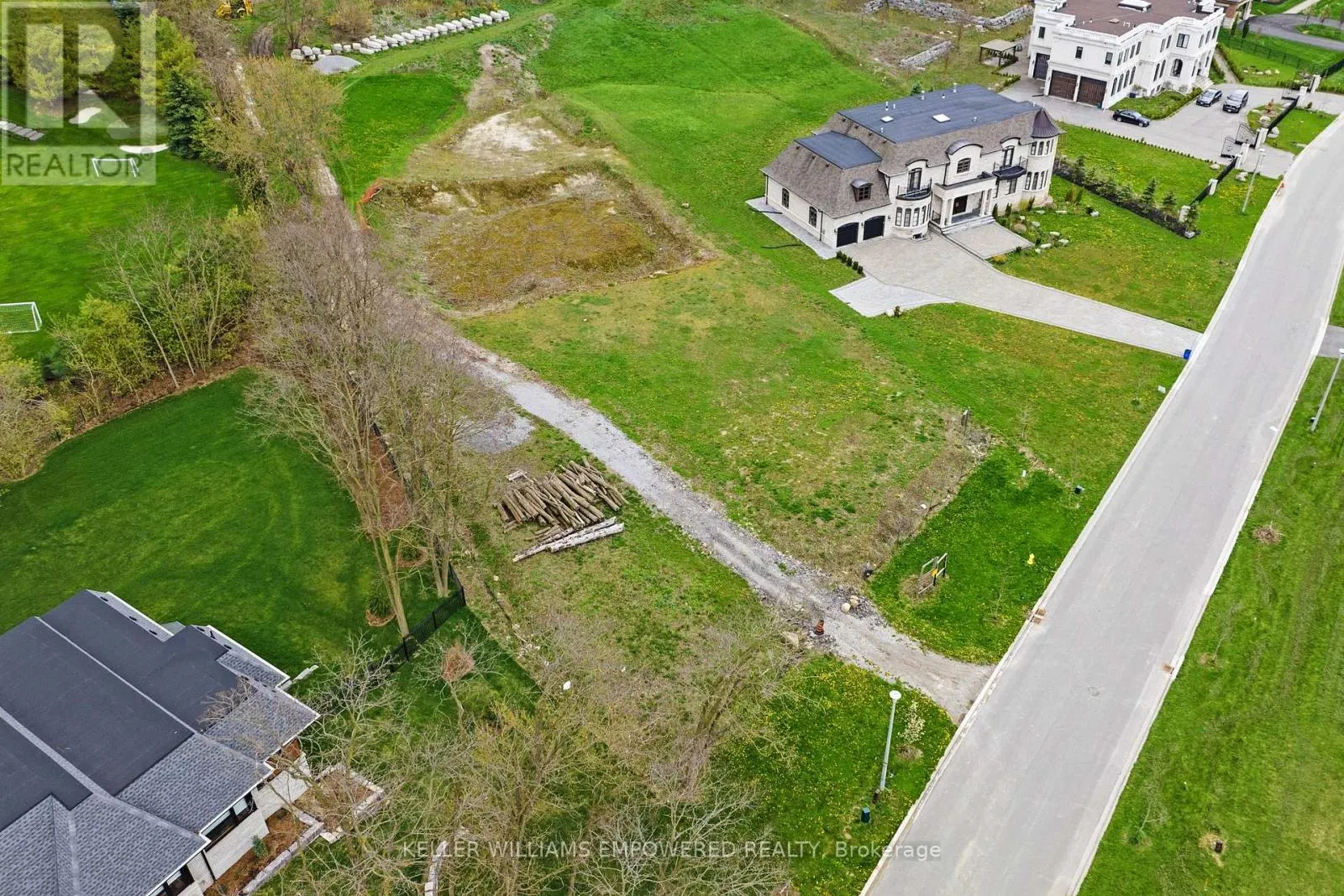 15 HONEY LOCUST COURT