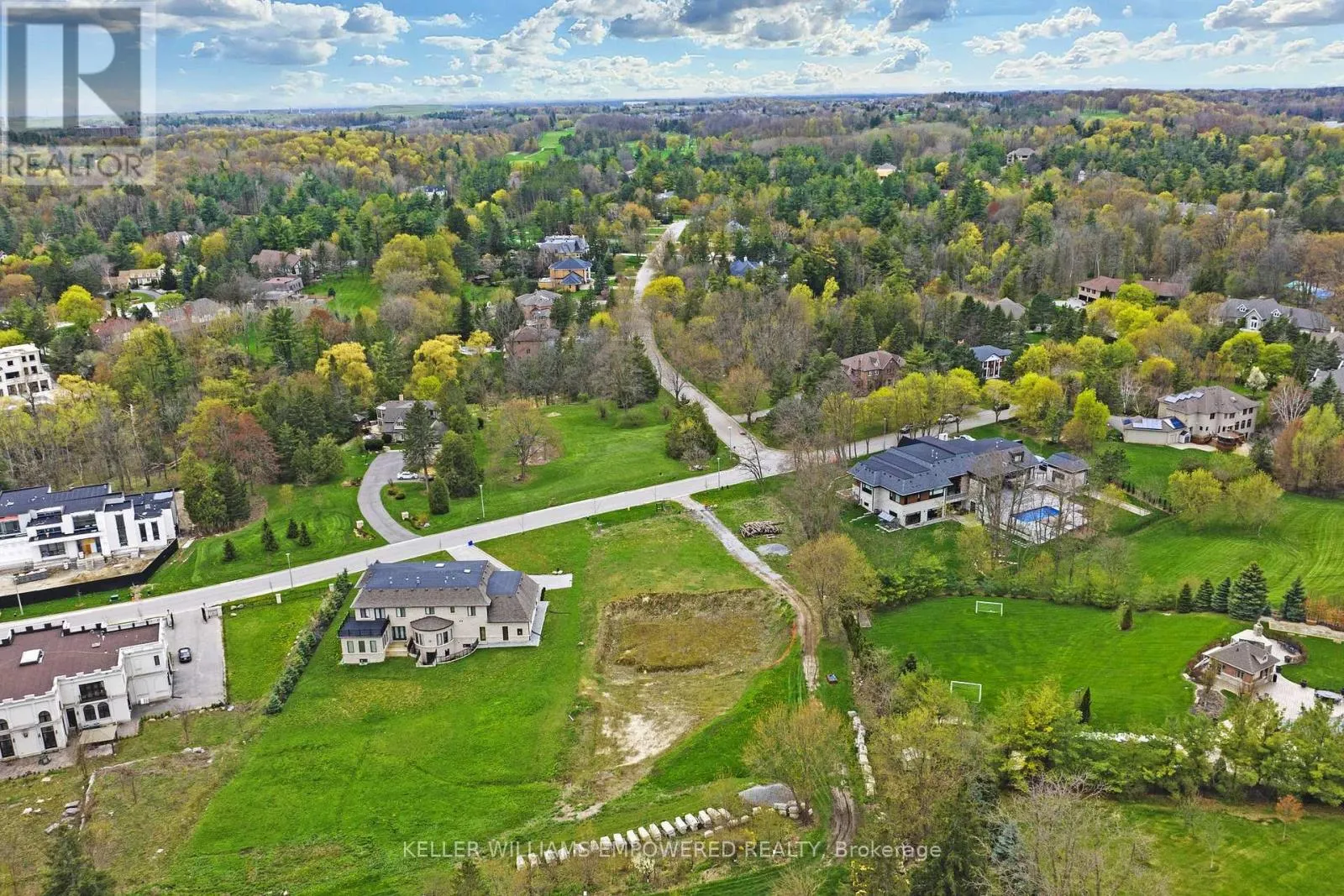 15 HONEY LOCUST COURT