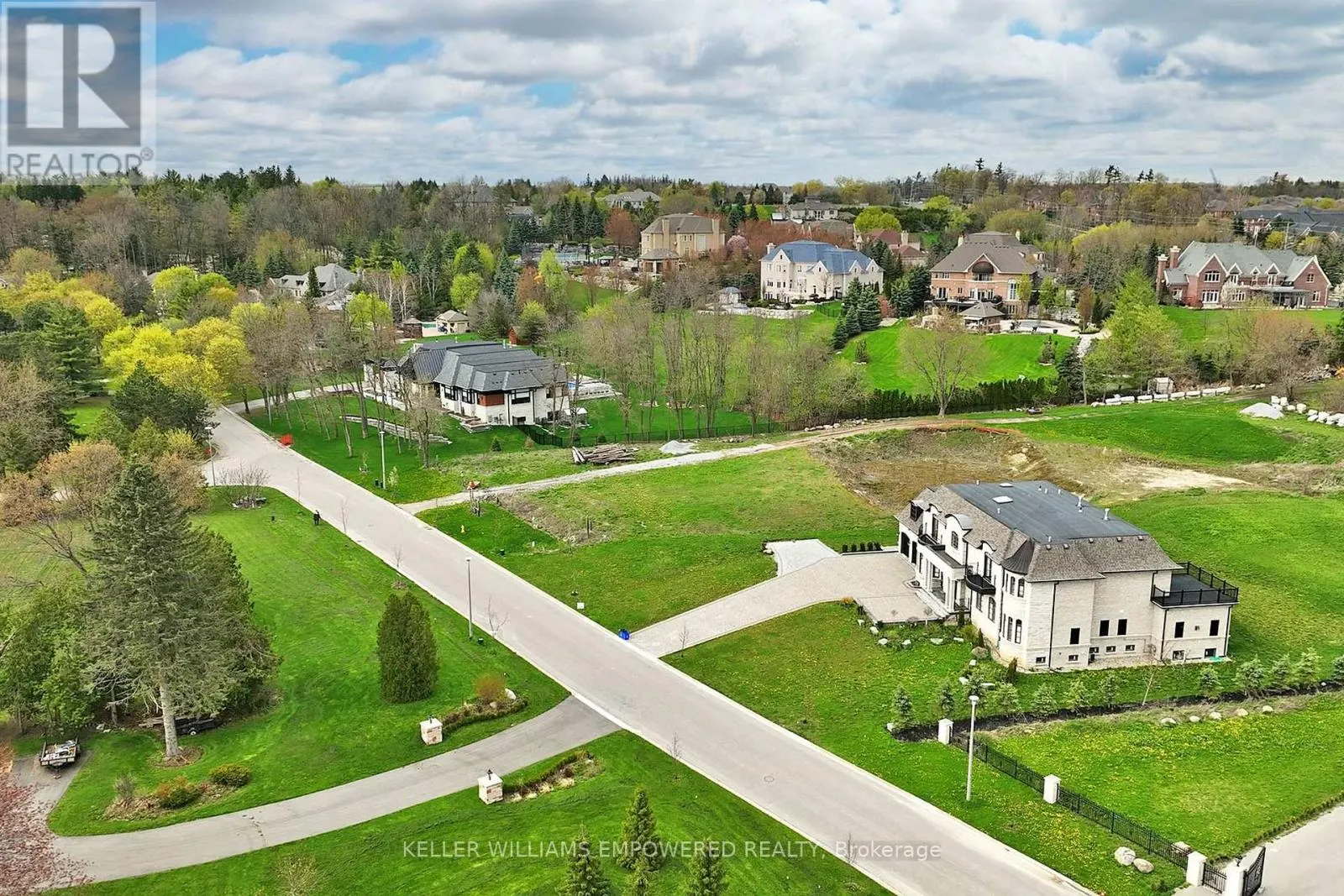 15 HONEY LOCUST COURT