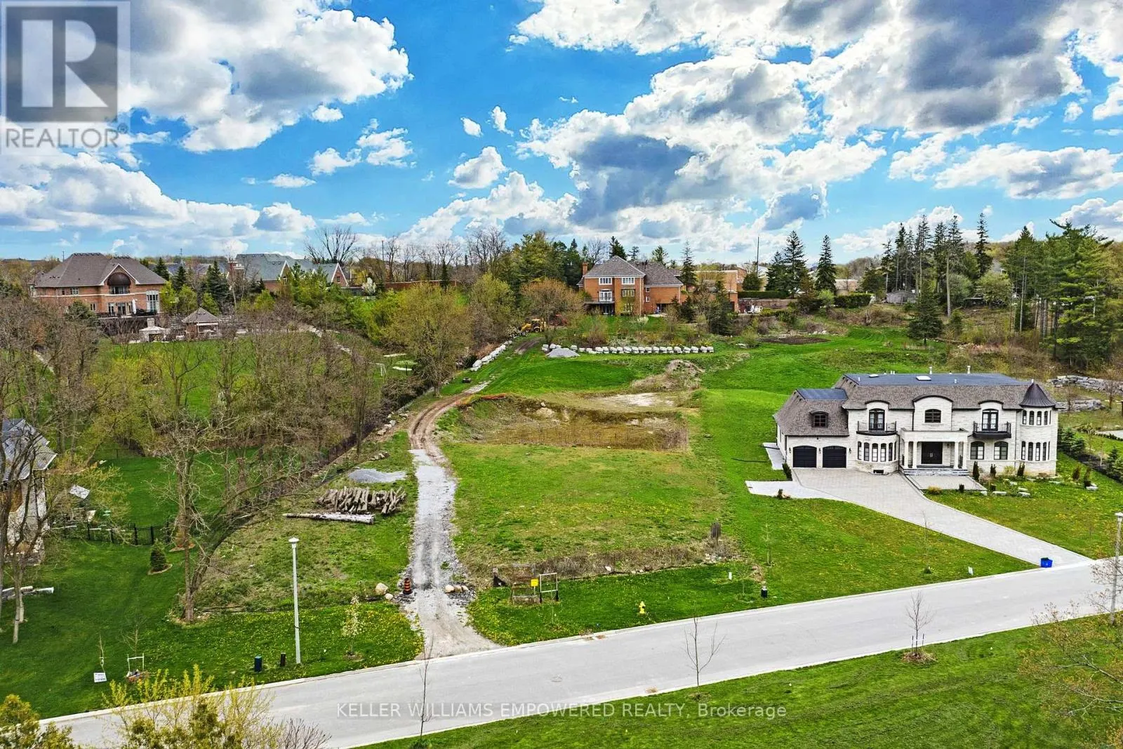 15 HONEY LOCUST COURT