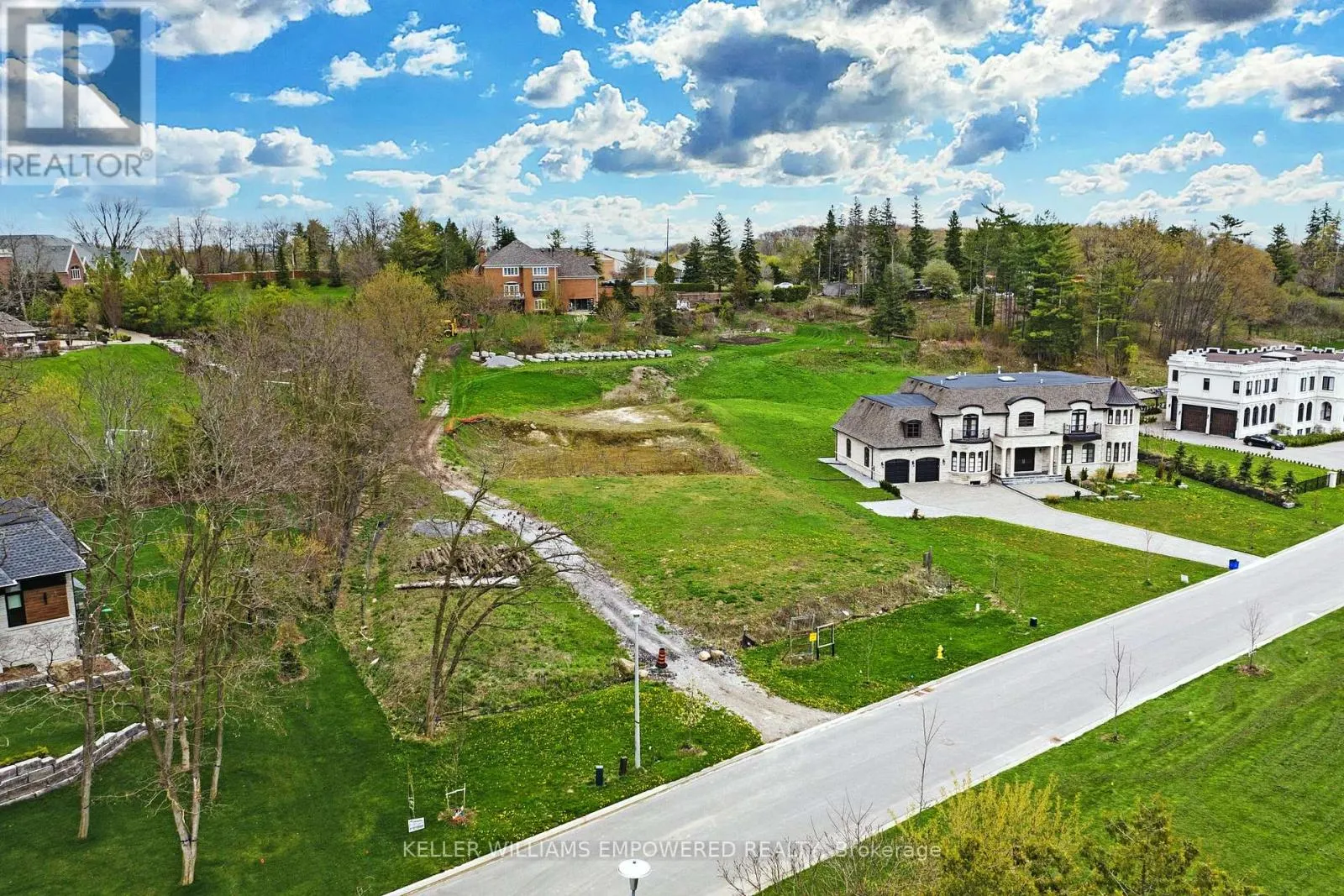 15 HONEY LOCUST COURT