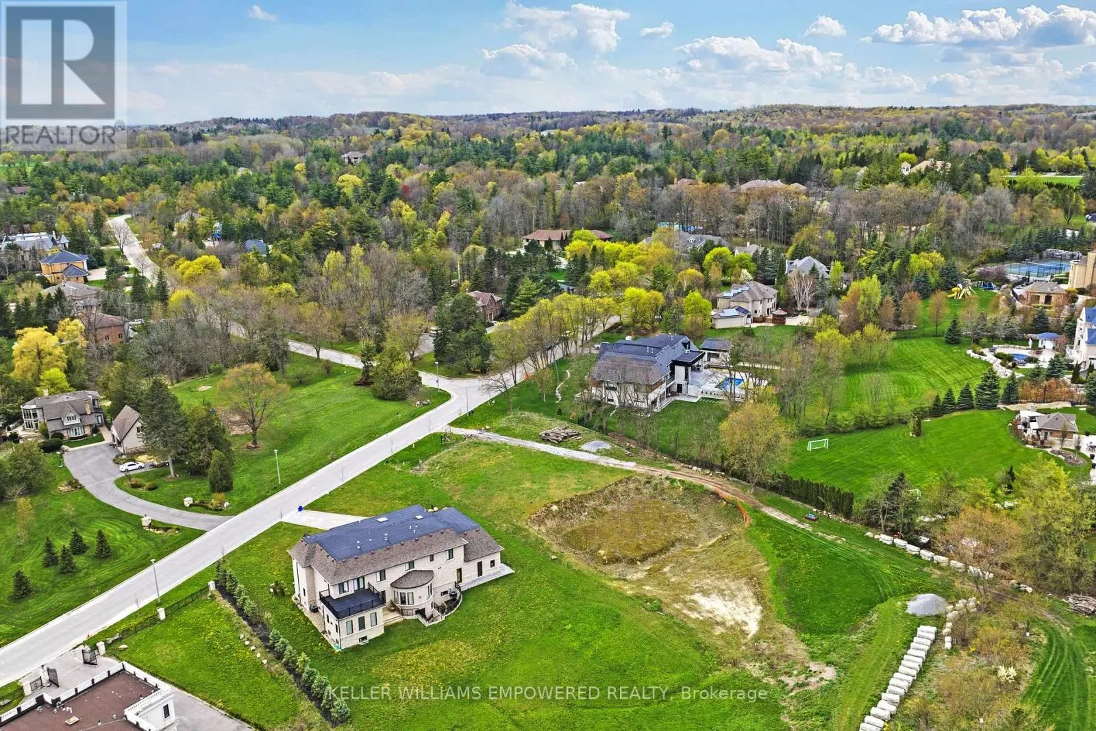 15 HONEY LOCUST COURT