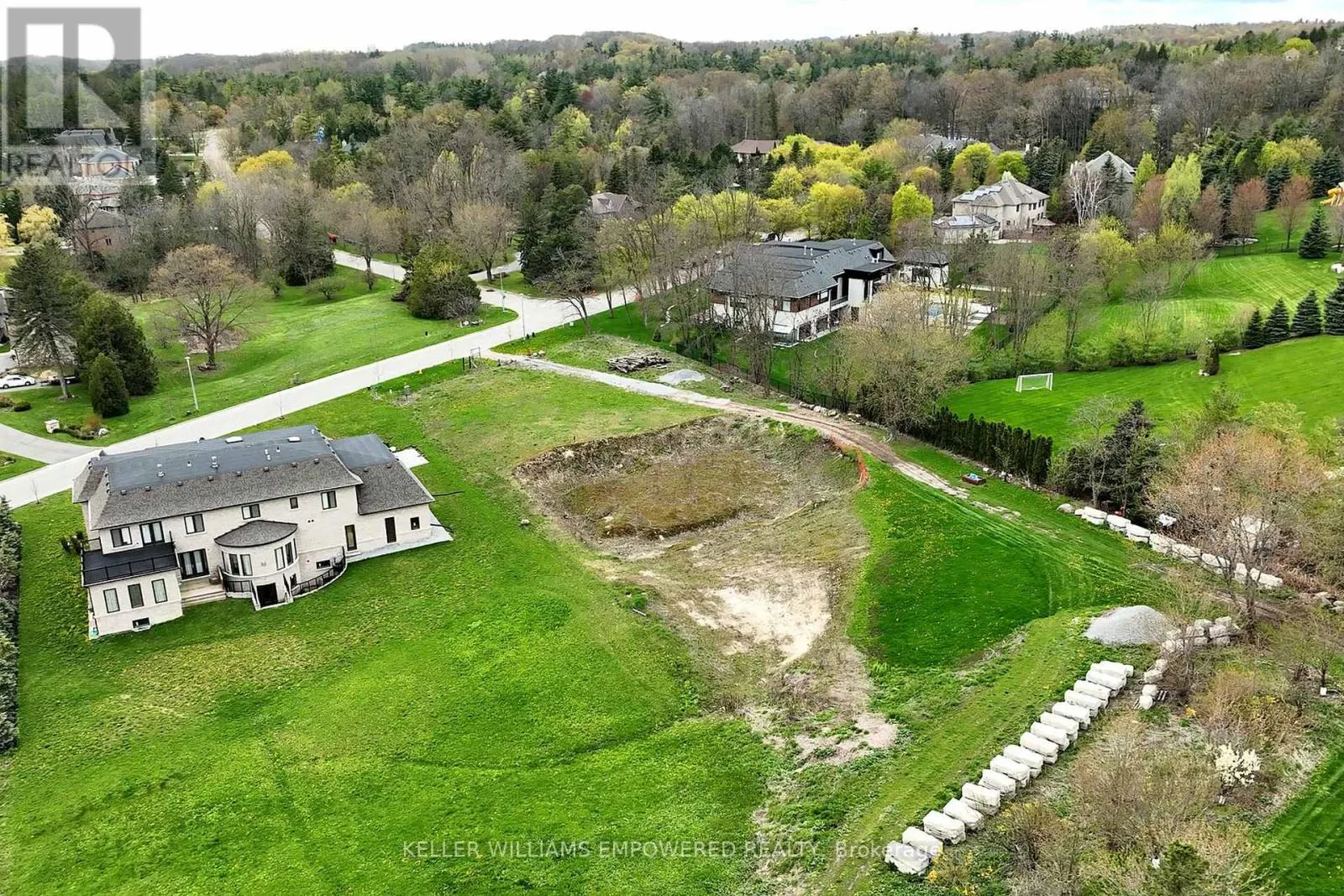 15 HONEY LOCUST COURT