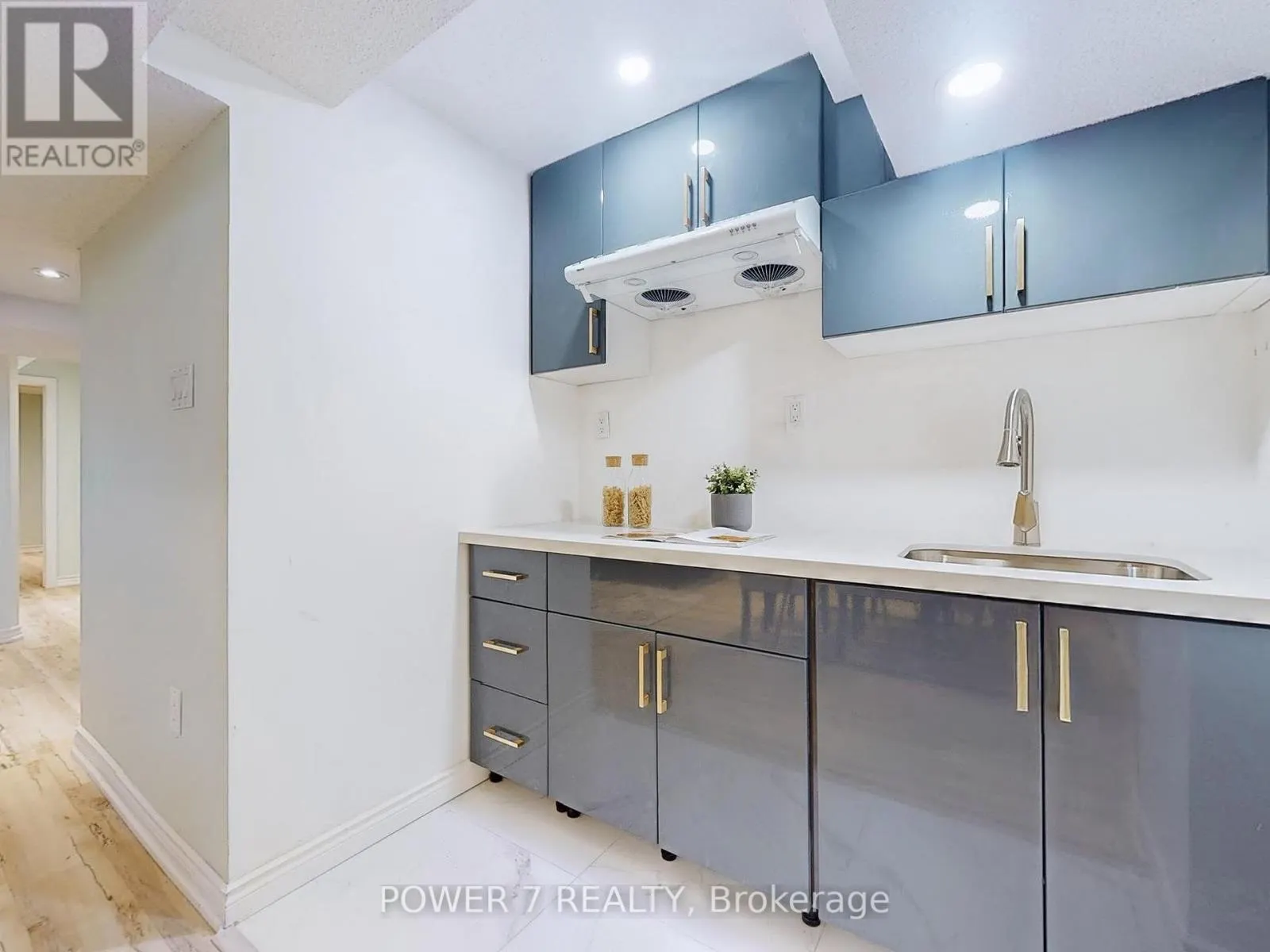 85 QUEENSWAY DRIVE