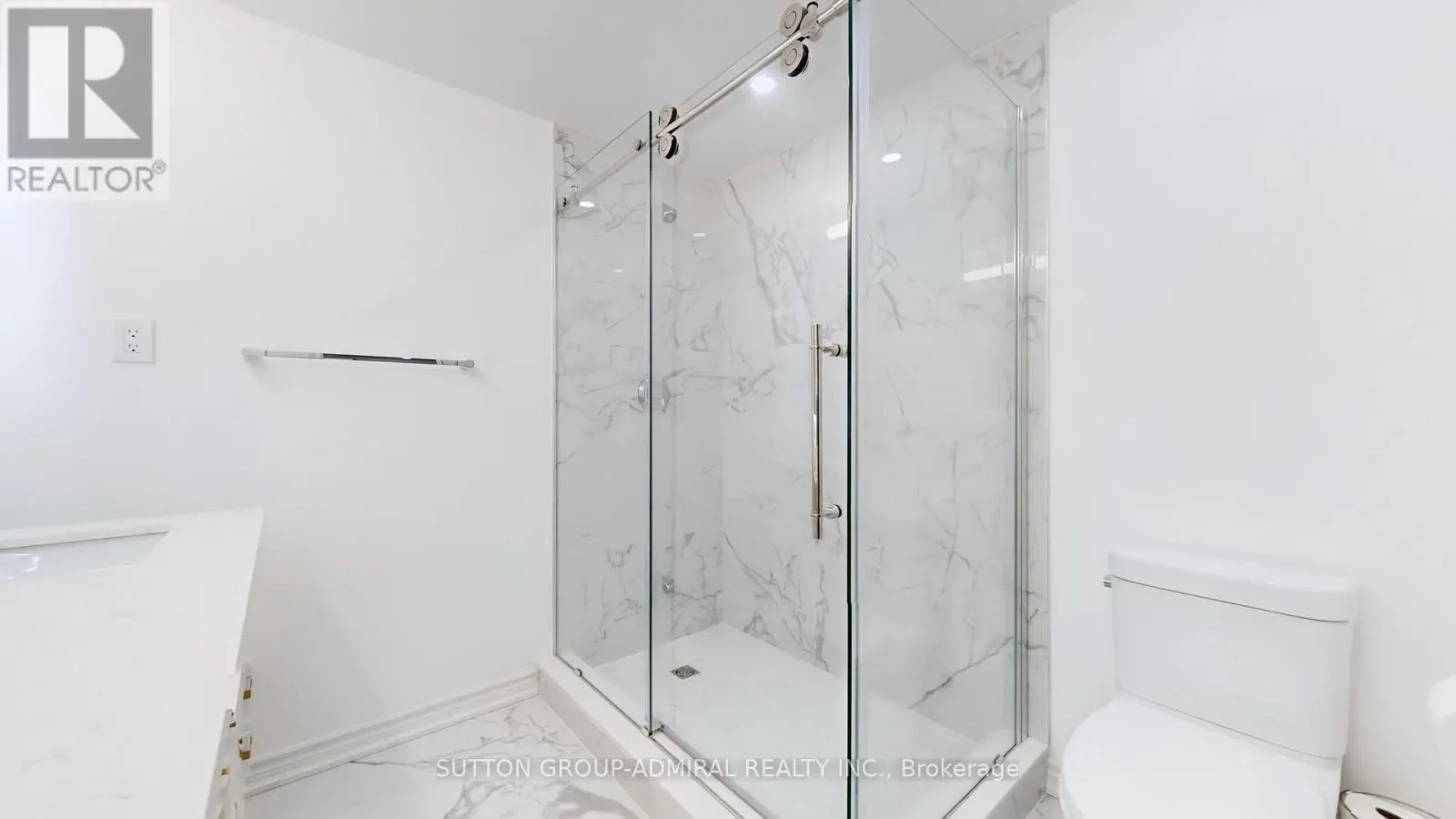 392 WOODGATE PINES DRIVE
