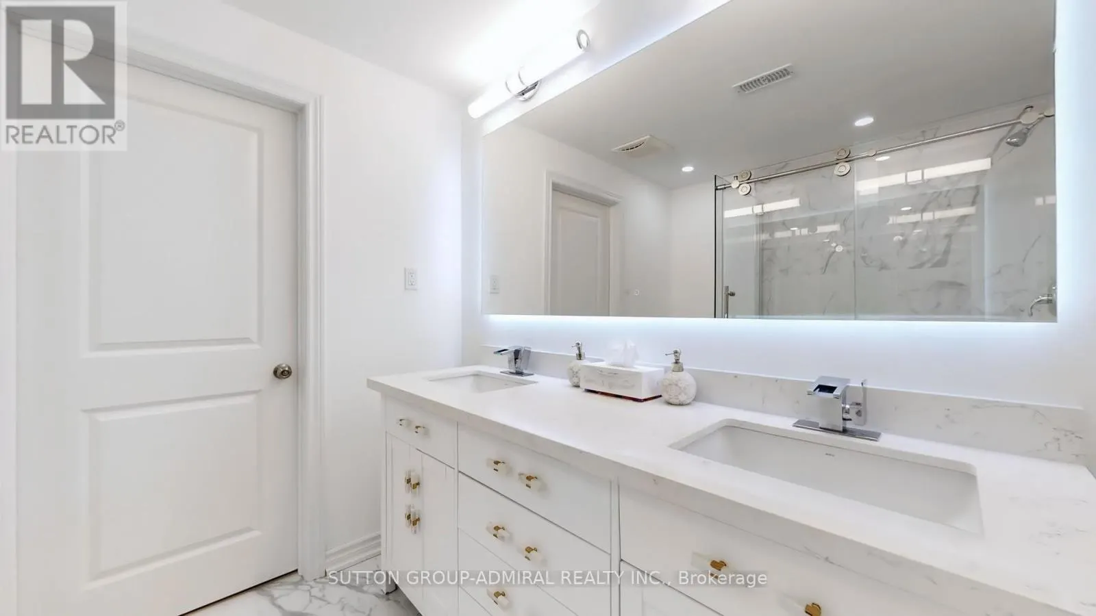 392 WOODGATE PINES DRIVE