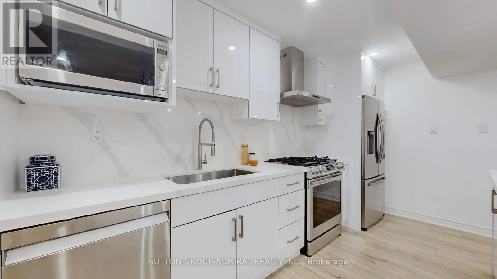 392 WOODGATE PINES DRIVE