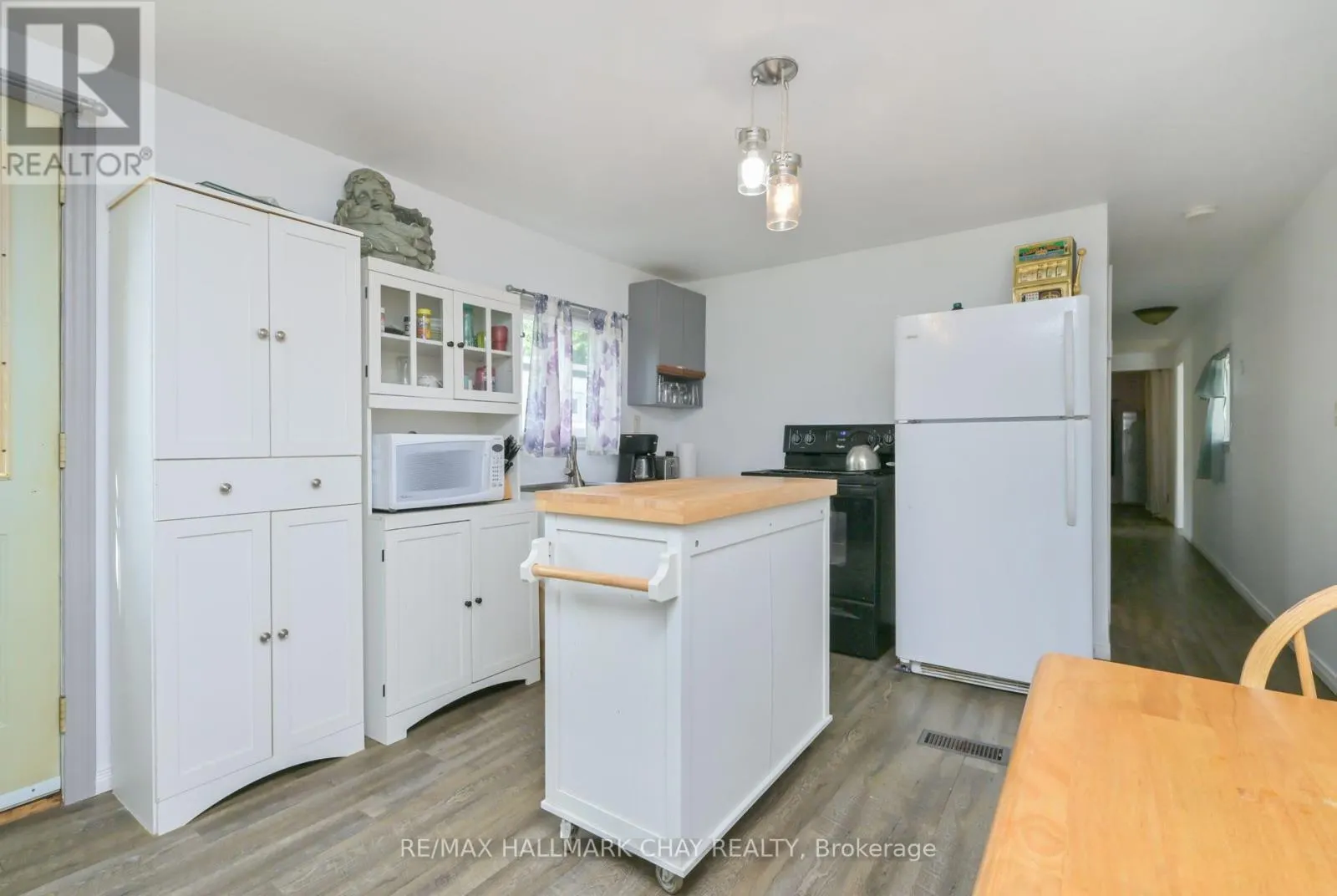 32 SHAMROCK CRESCENT
