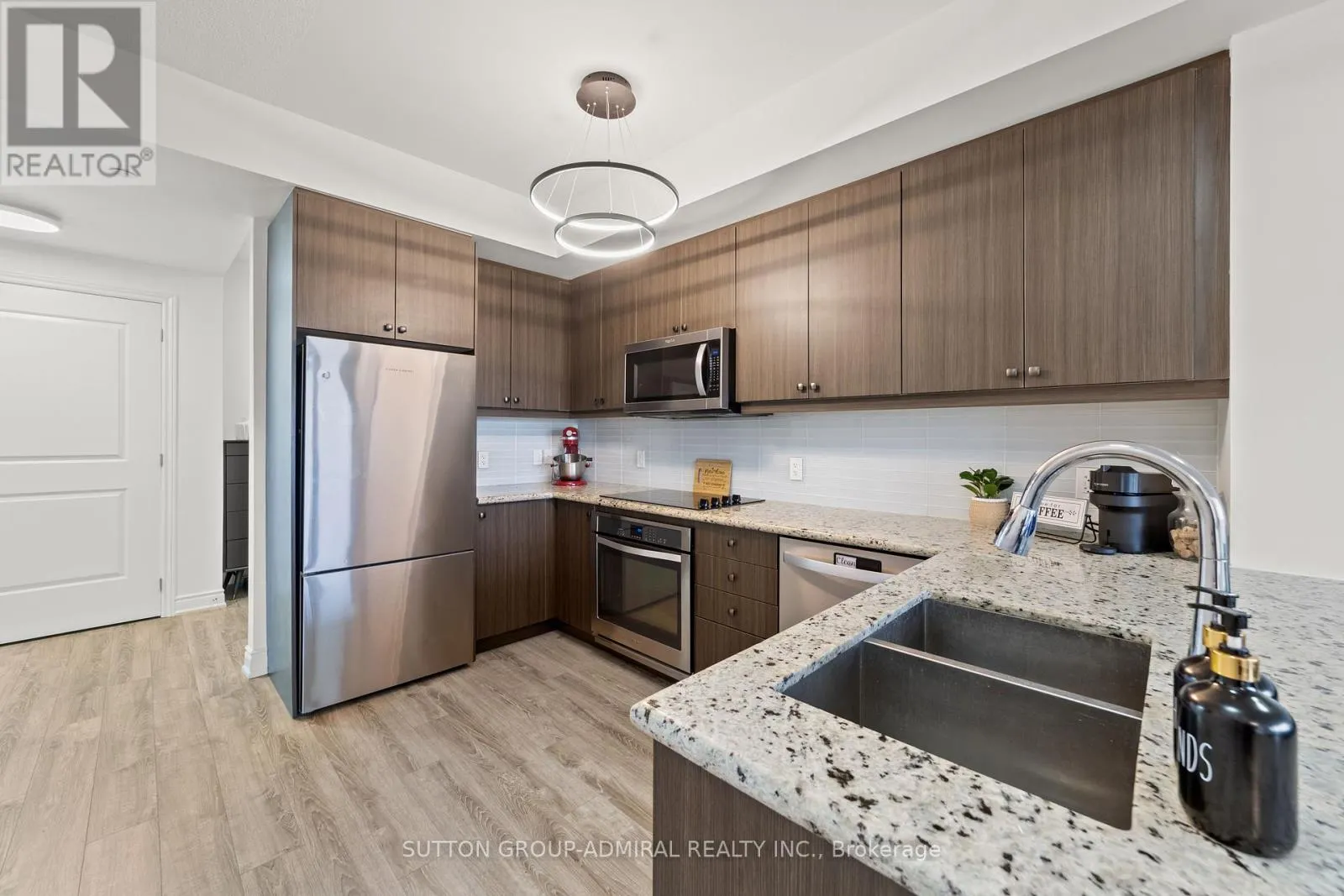 916 - 9618 YONGE STREET