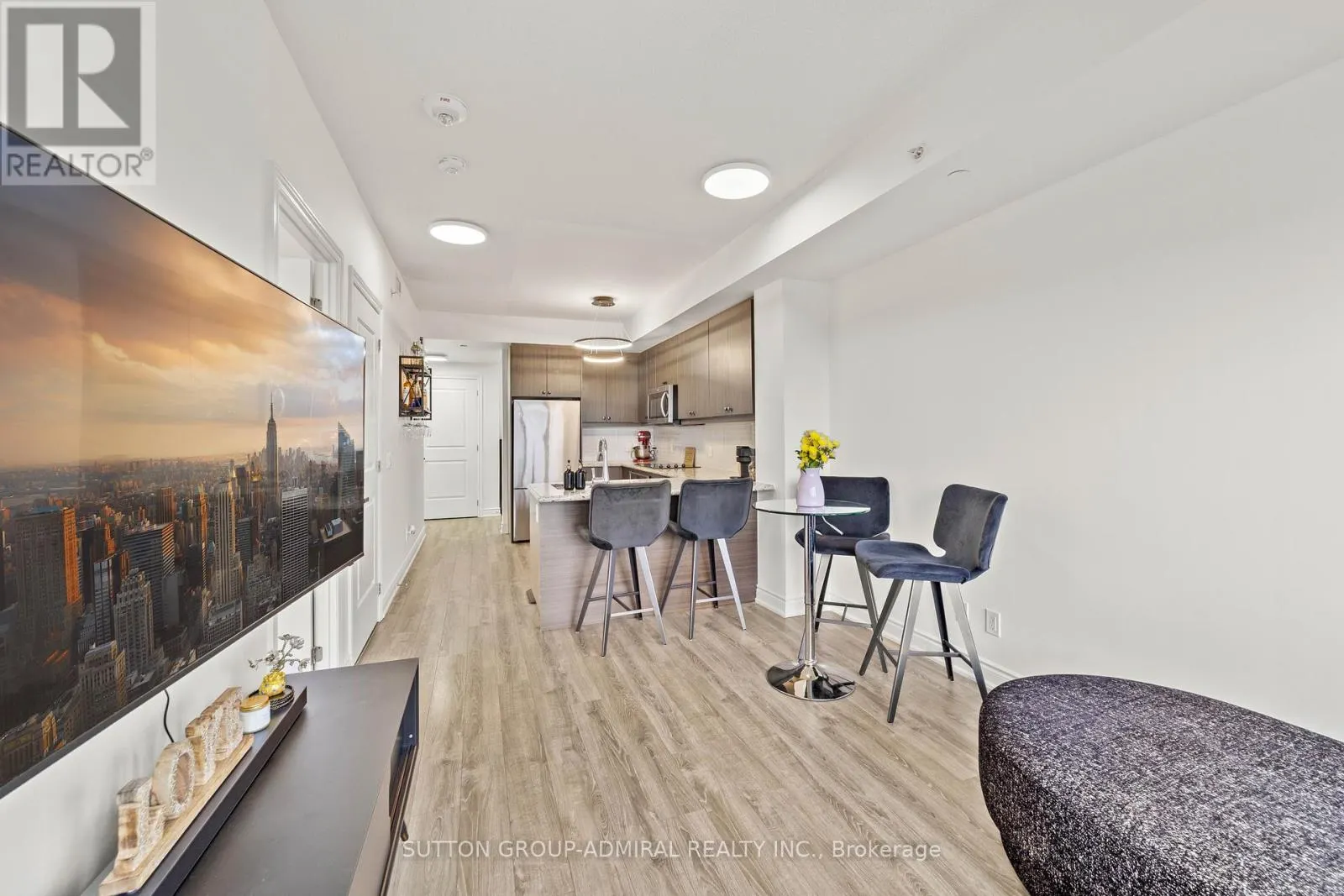 916 - 9618 YONGE STREET