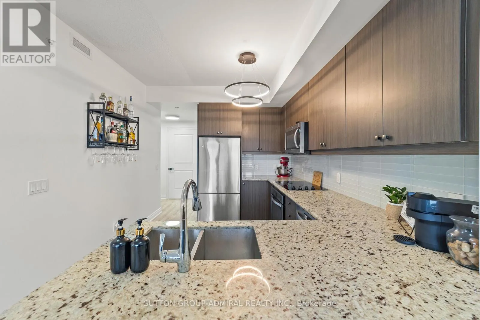 916 - 9618 YONGE STREET