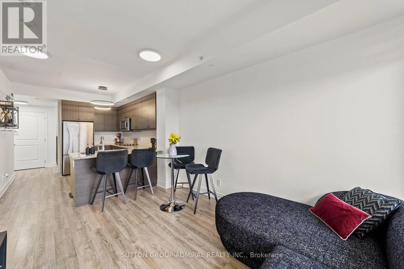 916 - 9618 YONGE STREET
