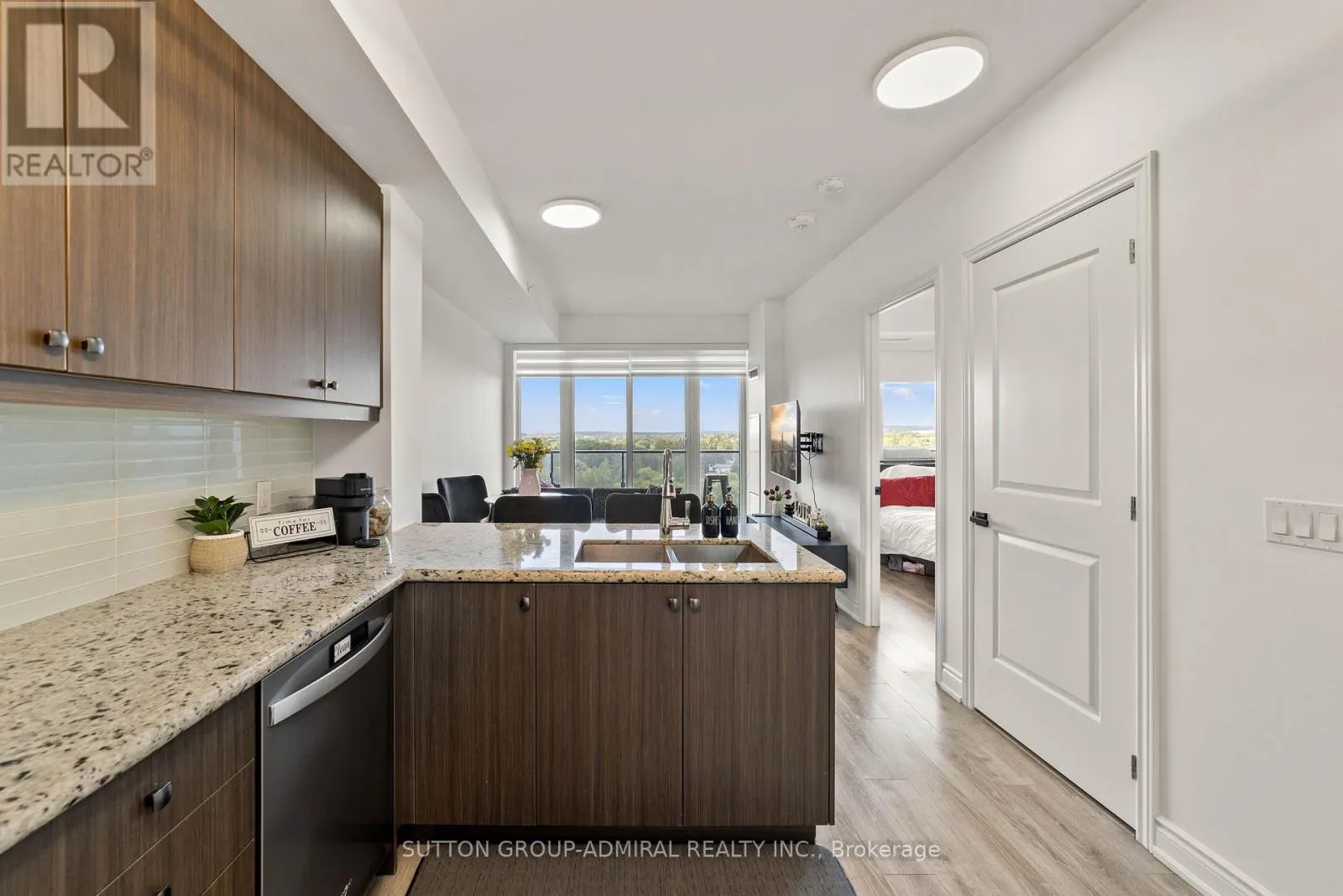 916 - 9618 YONGE STREET